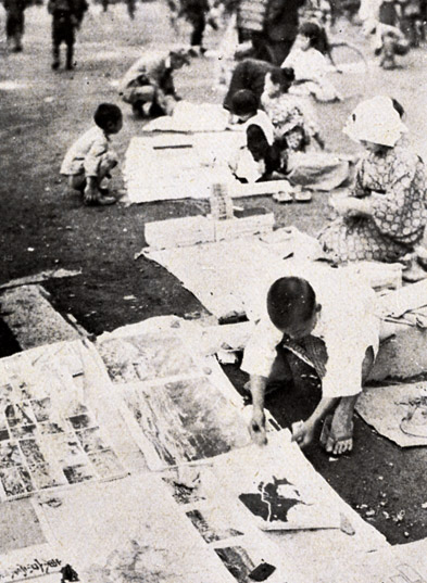 Photograph of children selling postcards and maps in post-disaster Tokyo